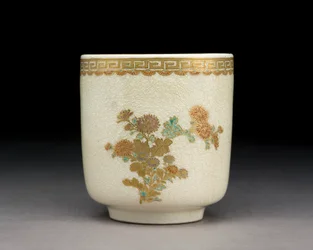 Tasse mit Chrysanthemen, Kumamoto-Keramik, Meiji-Ära, ca. 1900
